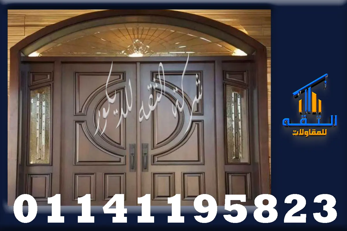 تركيب أبواب فلل خشب باحترافية في مدخل فيلا خارجي